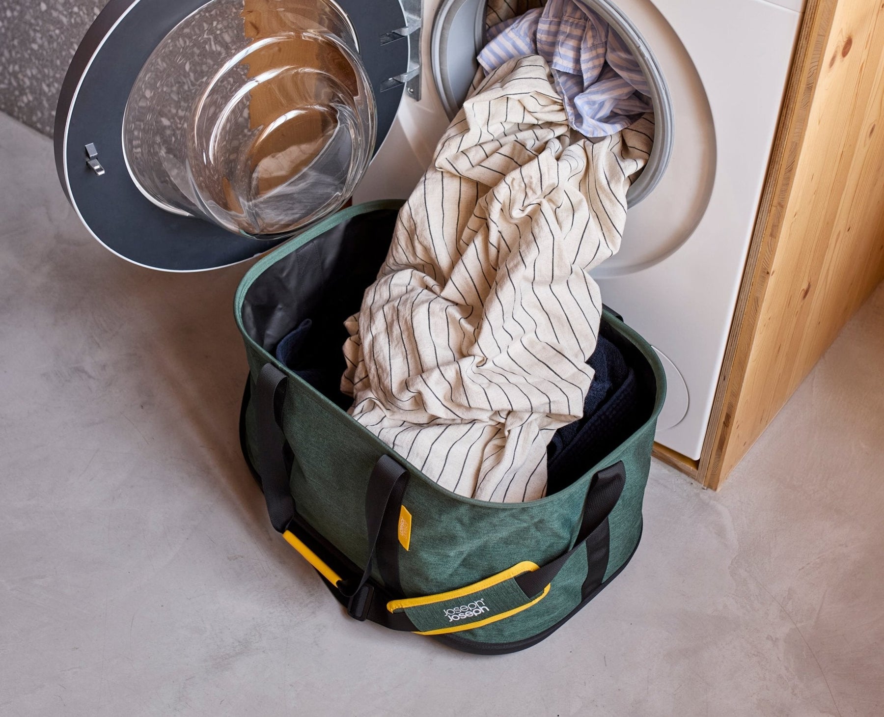 Hold-All™ Outdoor Green Collapsible 45L Laundry Basket