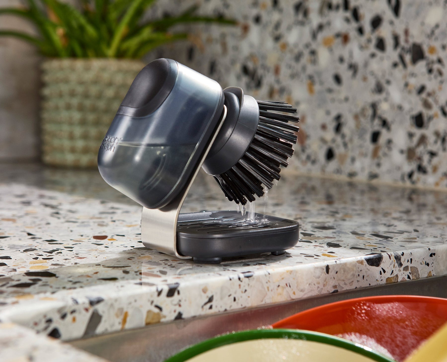 SinkTech™ Compact Soap Dispensing Washing-Up Brush with Steel Stand &amp; Extra Heads