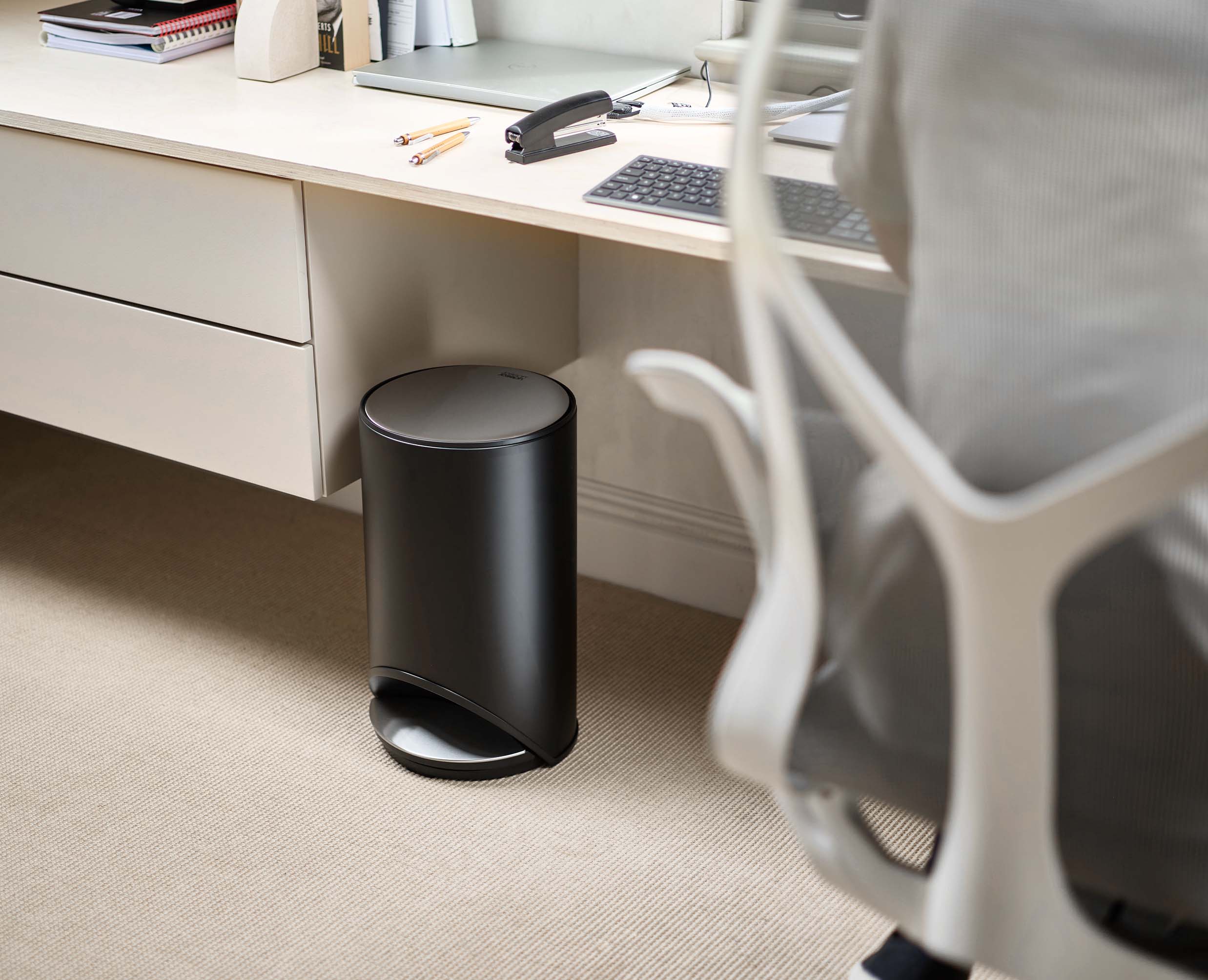 Arc™ 10L Black Easy-push Pedal Bin | Joseph Joseph UK