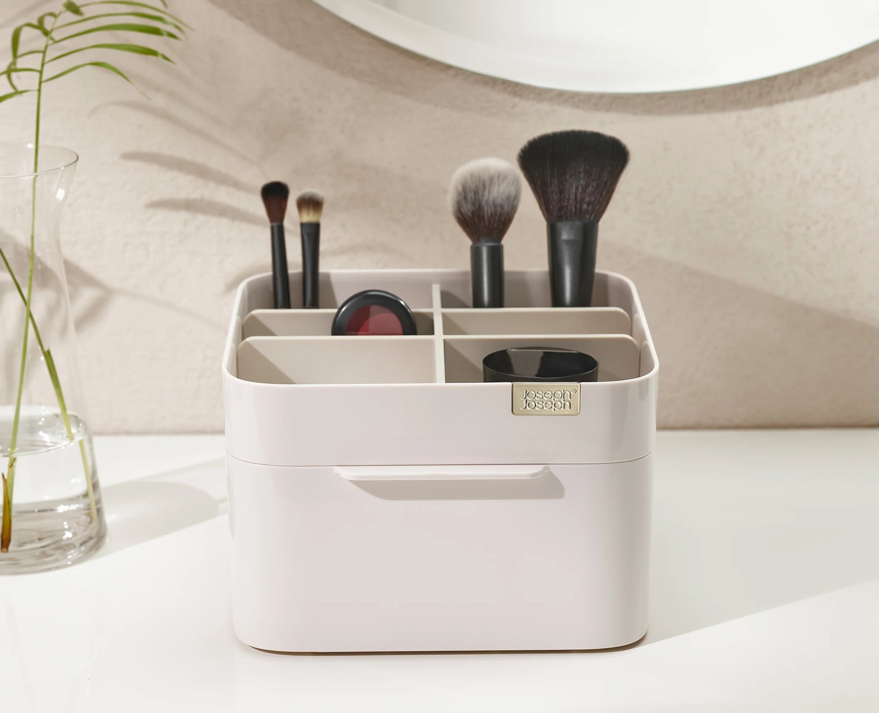 Save Up to 50% in the Joseph Joseph Winter Sale Event 8 Make Me Up Compact Mirror & Makeup Organiser Set - 75007 - Image 4